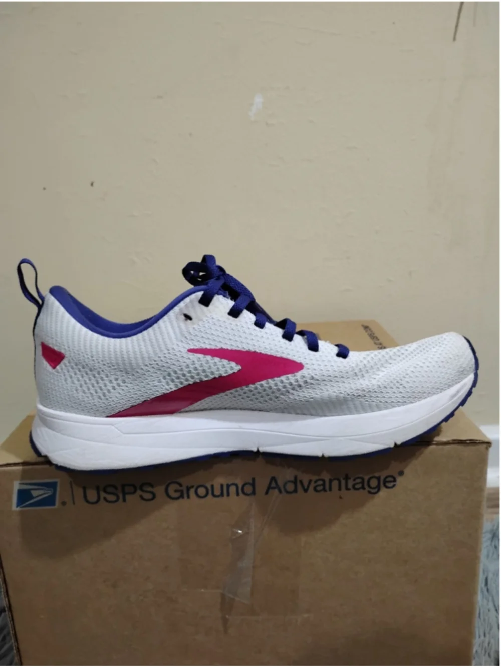 Brooks Revel 5 Womens Size 9.5 White Pink Athletic Sneakers 1203611B193
